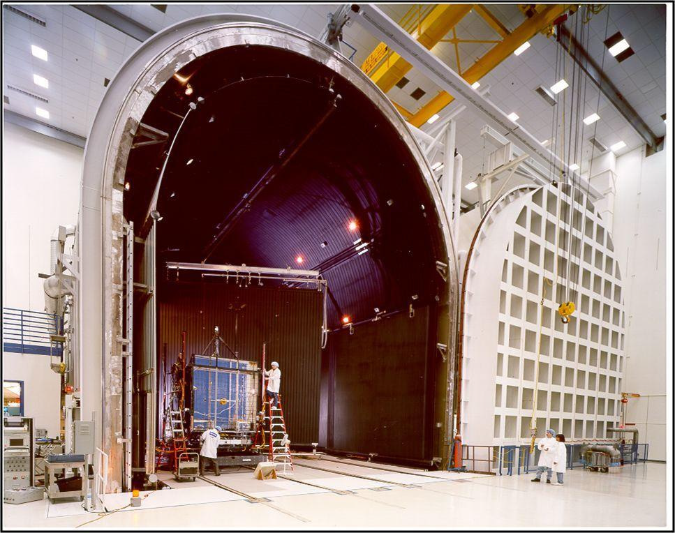 Thermal vacuum chamber mailbox